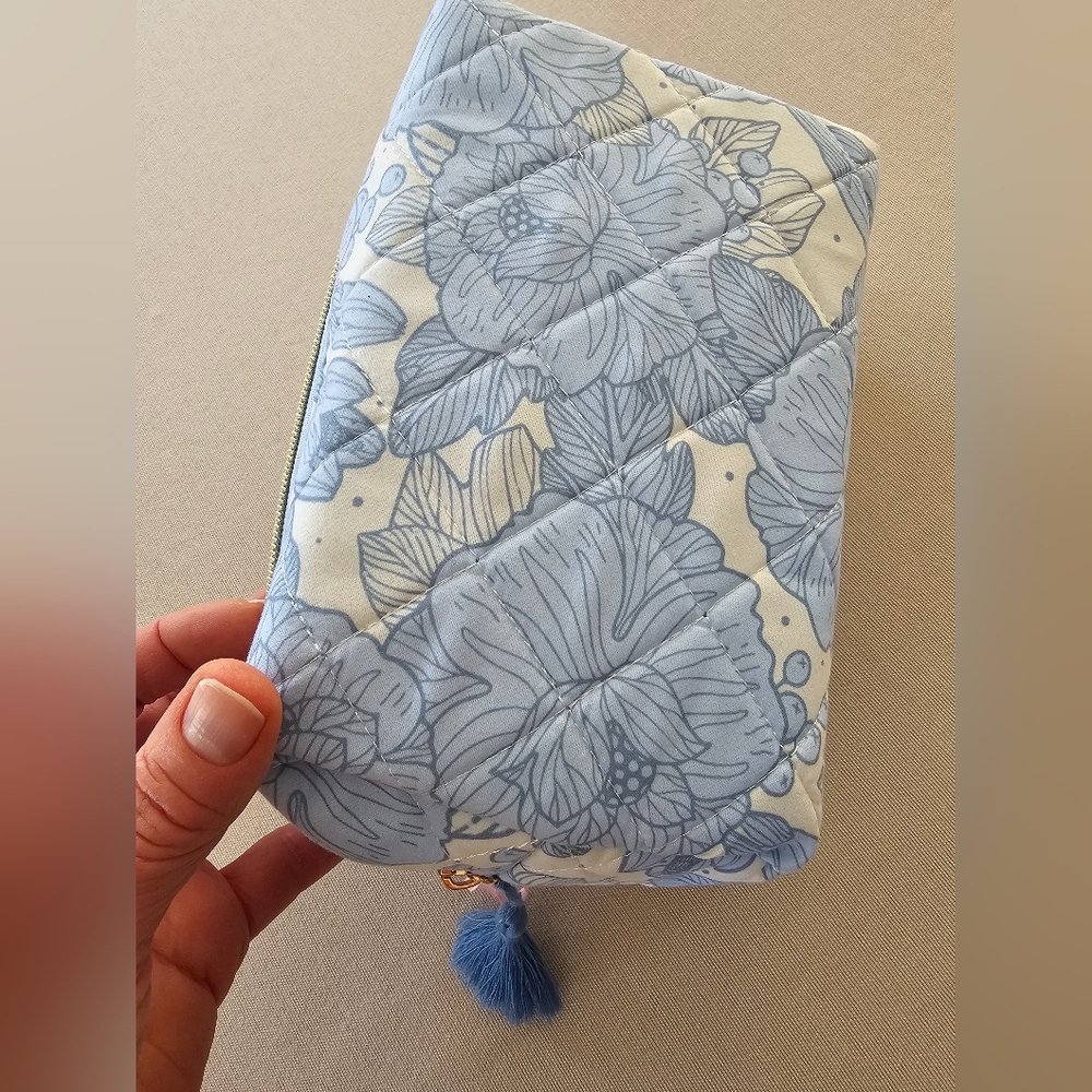 NWOT The Vintage Cosmetic Company Blue Floral Quilted Women's Cosmetic Bag